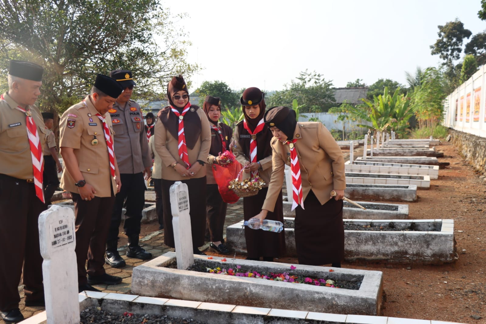 Kapolres Lampung Utara Pimpin Ziarah Makam Pahlawan dalam Rangka Hari Pramuka ke-65