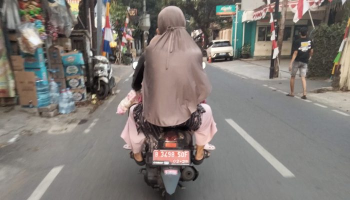 Setiap Jum’at ASN WFH, Tampak Ada Unit Motor Plat Merah Berkeliaran di Jalan Gedong Pasar Rebo Jakarta Timur