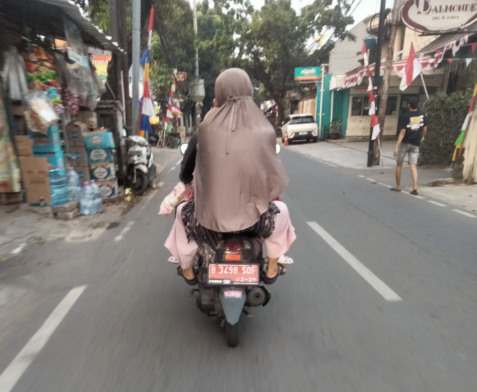 Setiap Jum'at ASN WFH, Tampak Ada Unit Motor Plat Merah Berkeliaran di Jalan Gedong Pasar Rebo Jakarta Timur