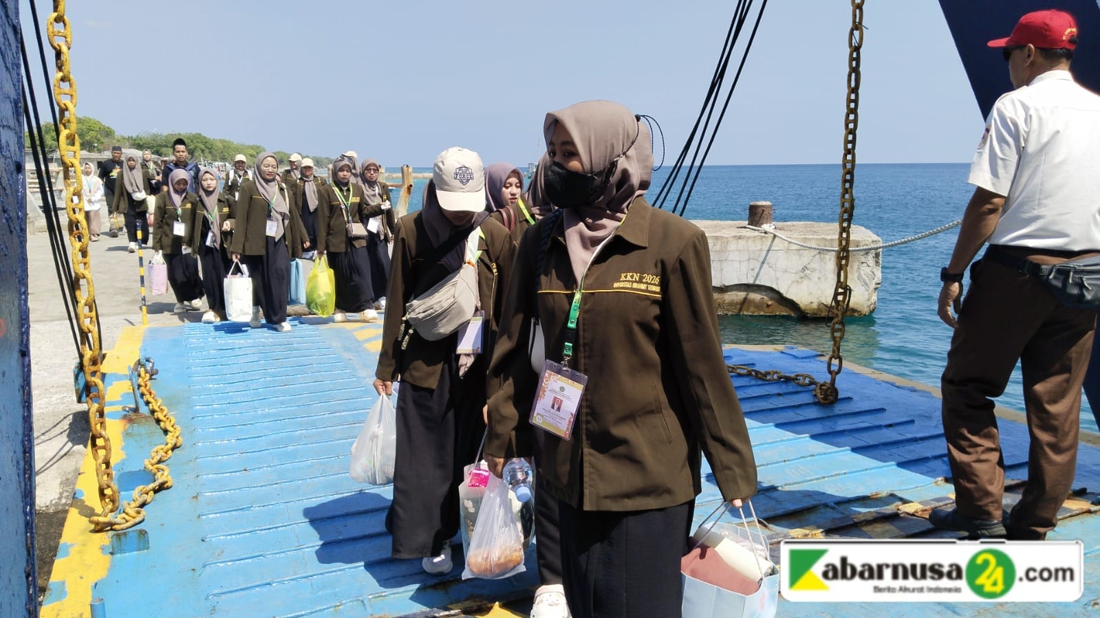 Tangis Haru Masyarakat Iringi Pamit Kepulangan Mahasiswi KKN UNIB 2026 dari Pulau Sapudi