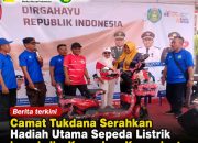 Camat Tukdana Serahkan Hadiah Utama Sepeda Listrik kepada Ibu Kuwu desa Karangkerta