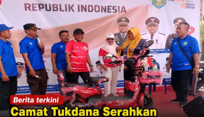 Camat Tukdana Serahkan Hadiah Utama Sepeda Listrik kepada Ibu Kuwu desa Karangkerta