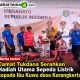 Camat Tukdana Serahkan Hadiah Utama Sepeda Listrik kepada Ibu Kuwu desa Karangkerta