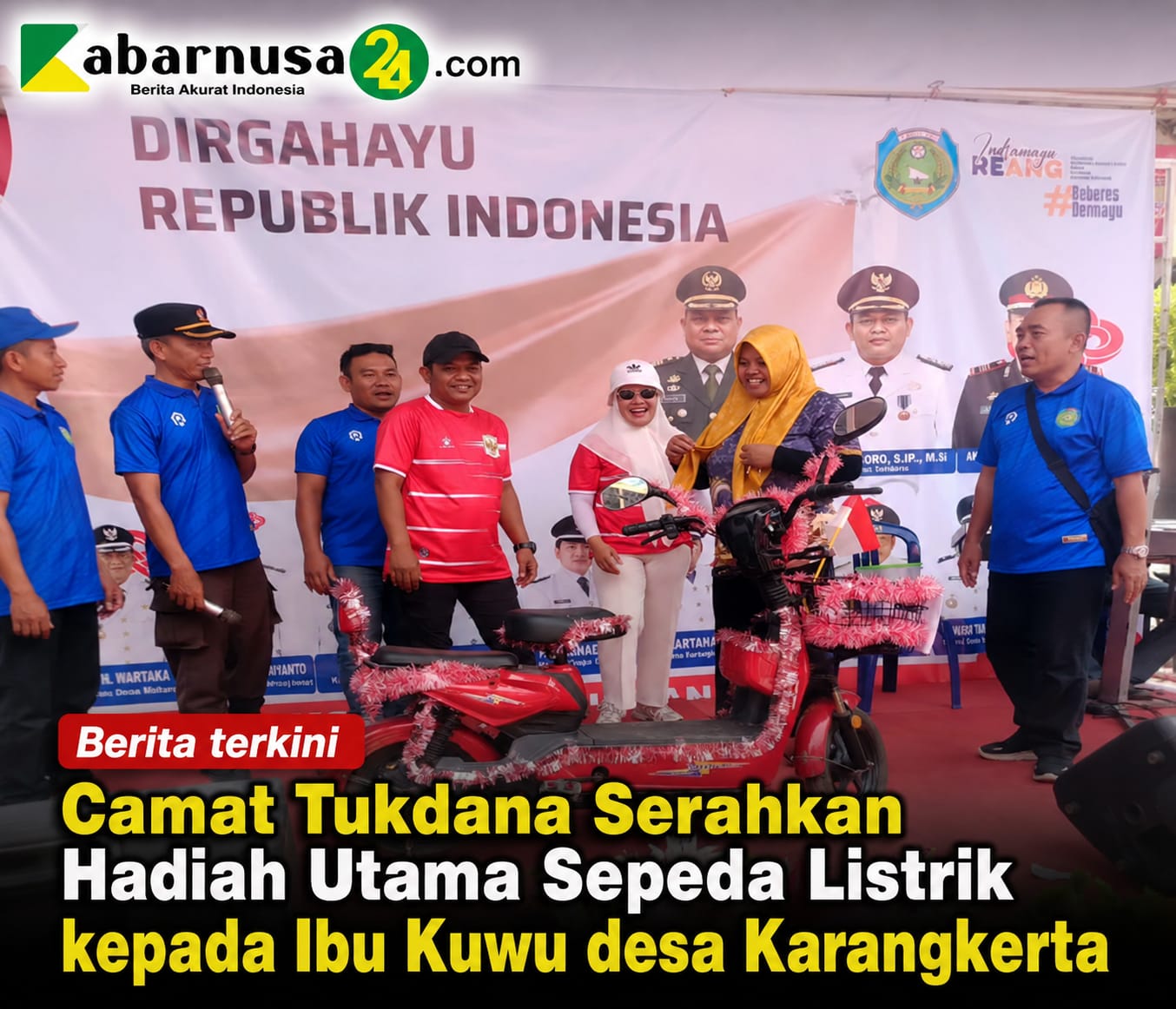 Camat Tukdana Serahkan Hadiah Utama Sepeda Listrik kepada Ibu Kuwu desa Karangkerta