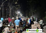 Malam Kedua, Warga Desa Prambanan Kecamatan Gayam Kembali Bergotong Royong Perbaiki Jalan Secara Swadaya