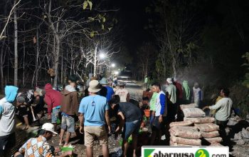 Malam Kedua, Warga Desa Prambanan Kecamatan Gayam Kembali Bergotong Royong Perbaiki Jalan Secara Swadaya