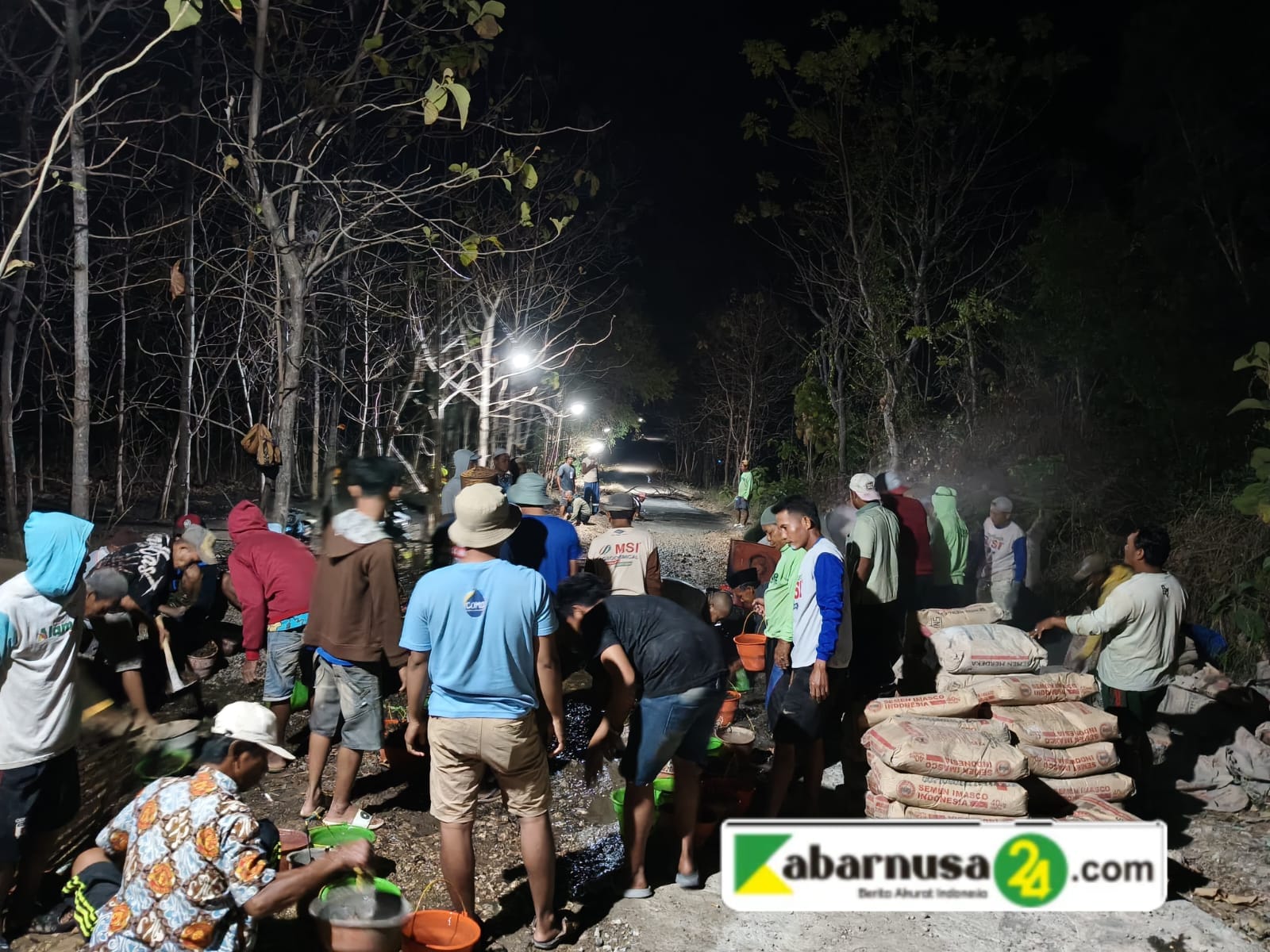 Malam Kedua, Warga Desa Prambanan Kecamatan Gayam Kembali Bergotong Royong Perbaiki Jalan Secara Swadaya