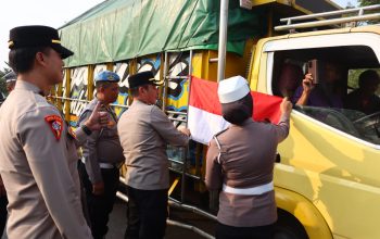 Polres Lampung Utara Bagikan 775 Bendera Merah Putih Sambut HUT Ke-81 RI Polres Lampung Utara Bagikan 775 Bendera Merah Putih Sambut HUT Ke-81 RI