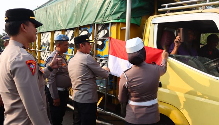 Polres Lampung Utara Bagikan  775 Bendera  Merah Putih Sambut HUT Ke-81  RI