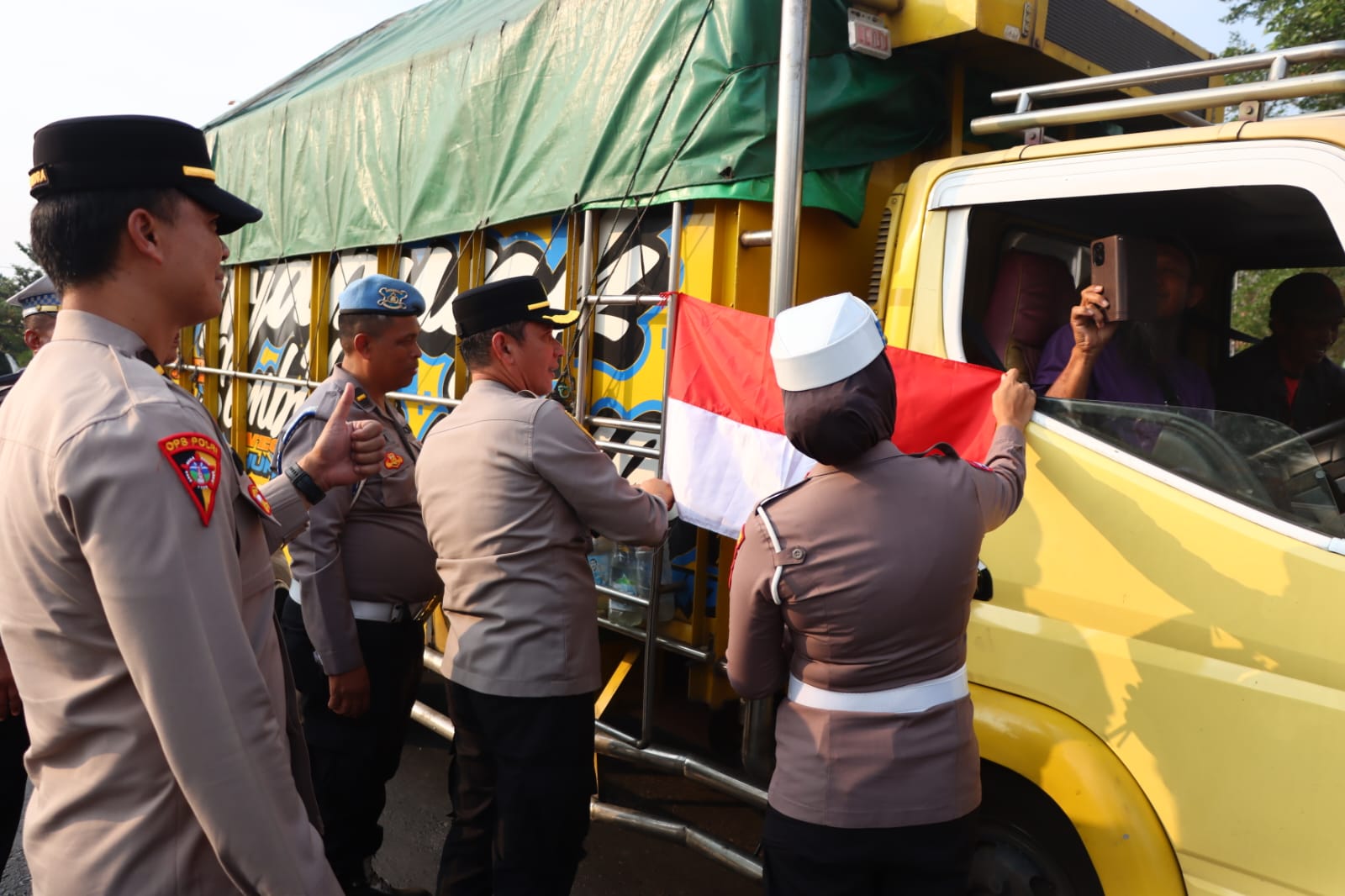 Polres Lampung Utara Bagikan 775 Bendera Merah Putih Sambut HUT Ke-81 RI