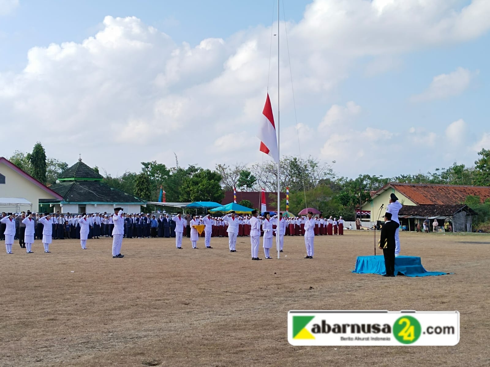 Upacara Pengibaran Sang Saka Merah Putih Meriahkan HUT ke-81 Republik Indonesia di Kecamatan Gayam