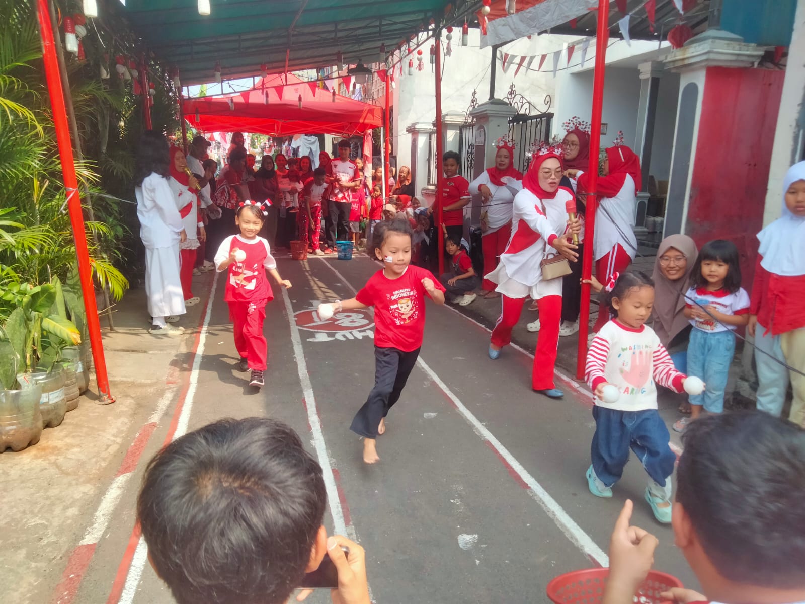 Suasana Heboh dan Unik, Perlombaan HUT RI ke 81 Dirayakan Warga RT 01-02 Rawajati Barat 3 Jaksel