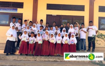Tank Oreng Center Go To School, Hadirkan Semangat Merah Putih Melalui Ribuan Buku Tulis Untuk Siswa Sapudi