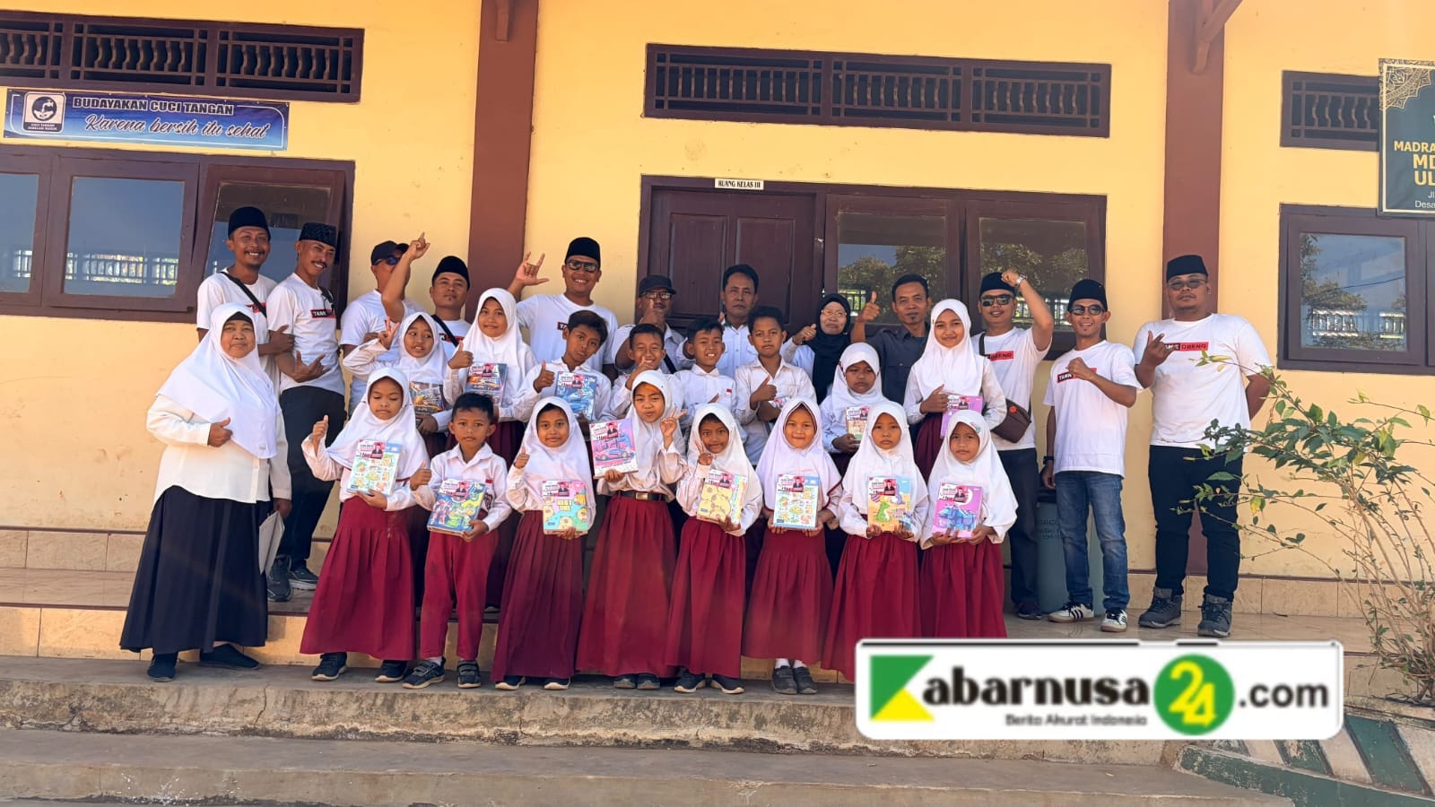 Tank Oreng Center Go To School, Hadirkan Semangat Merah Putih Melalui Ribuan Buku Tulis Untuk Siswa Sapudi