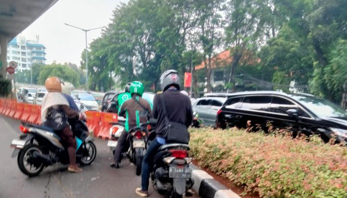 Tidak Ada Petugas dan Bahayakan Pengguna Lain, Depan Kantor Walikota Jakarta Selatan Banyak Motor Putar Balik Ditempat Larangan