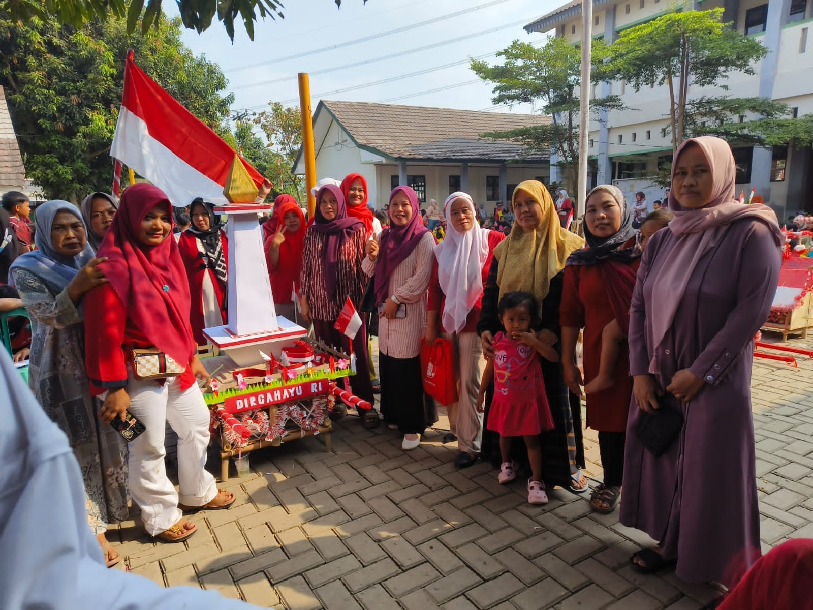 ‎Meriahkan HUT RI Ke-81, Ibu-Ibu Walimurid SDN Sukabungah 01 Adu Kreativitas Lomba Dongdang