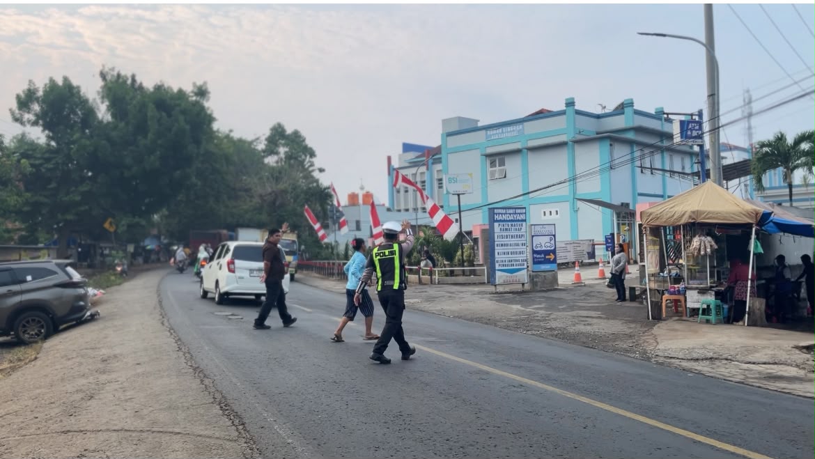 Polres Lampung Utara Tingkatkan Pelayanan, Personel Bantu Kelancaran Lalu Lintas dan Anak Sekolah