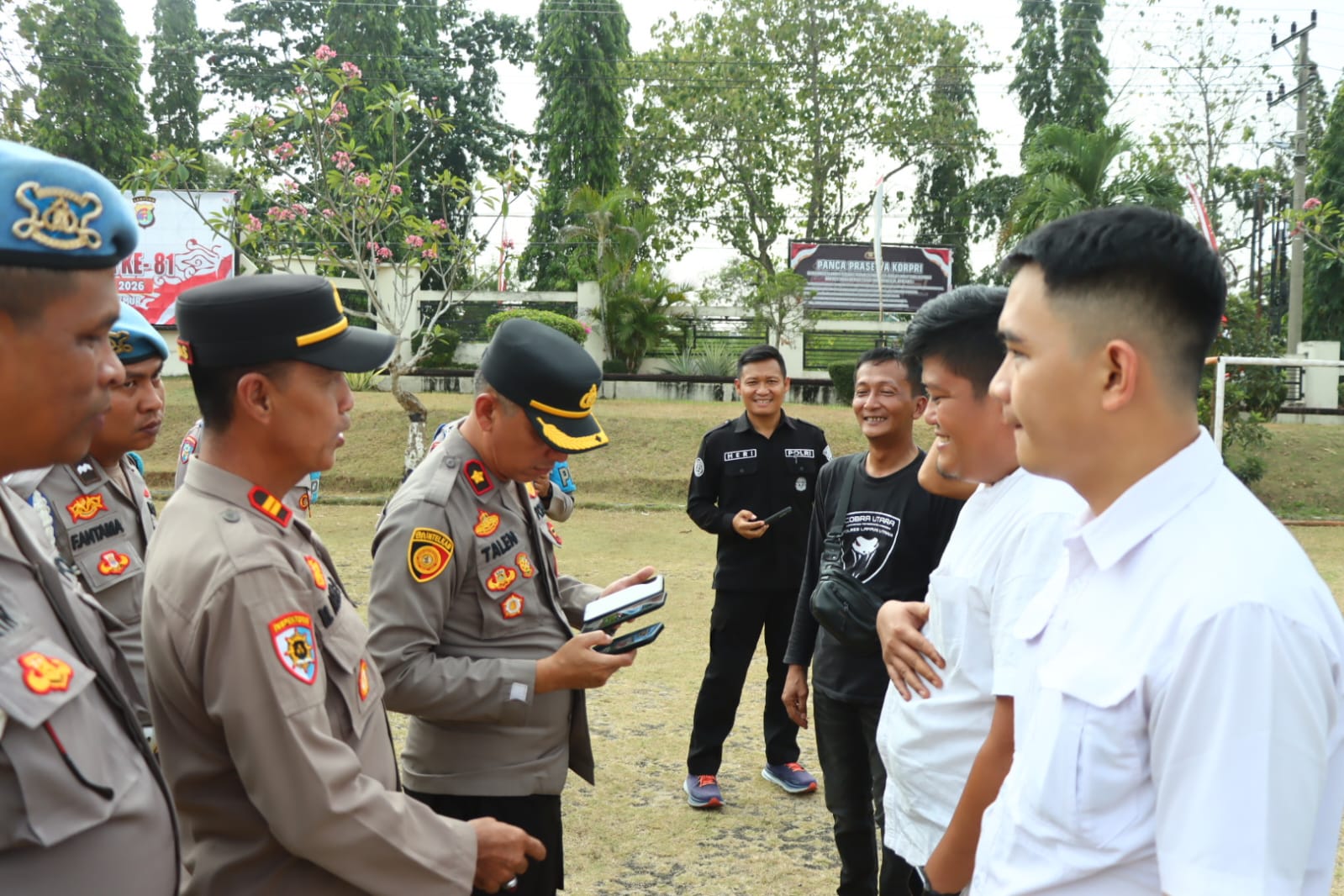 Antisipasi Judol, Wakapolres Lampung Utara Periksa HP Personel