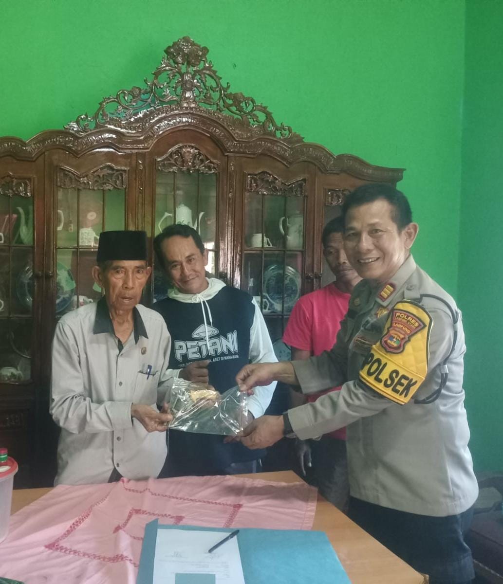 Warga Serahkan Senpi Rakitan Kepada Polsek Abung Timur