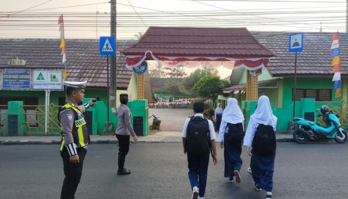 Polres Lampung Utara Tingkatkan Pengamanan Pagi, Personel  Bantu Kelancaran Lalu Lintas  dan Anak Sekolah