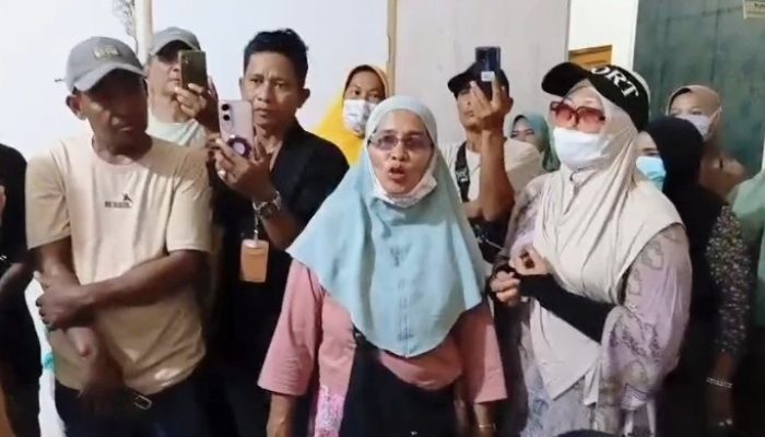 Hari Jadi Tapteng ke-81 Diwarnai Aksi Warga, Bupati Absen dan Data Jadup Dipertanyakan