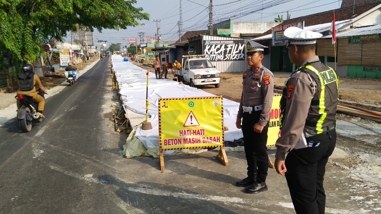 Satlantas Polres Lampung Utara Pantau Rekayasa Lalu-lintas di Jalan Sukarno Hatta