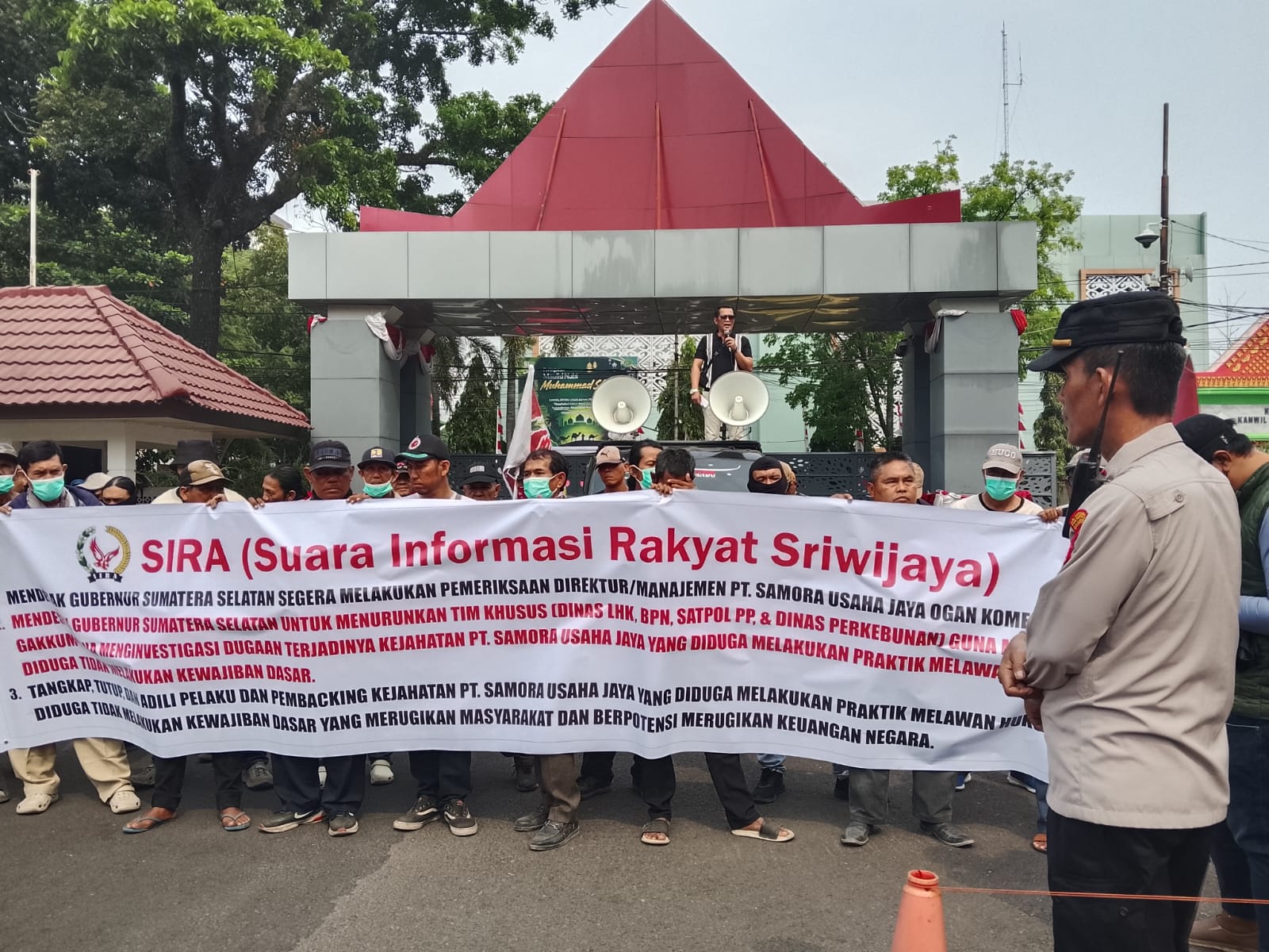 Unjuk Rasa di Kantor Gubernur Sumsel SIRA Menuntut Segera Tutup PT.Samora Usaha Jaya OKI