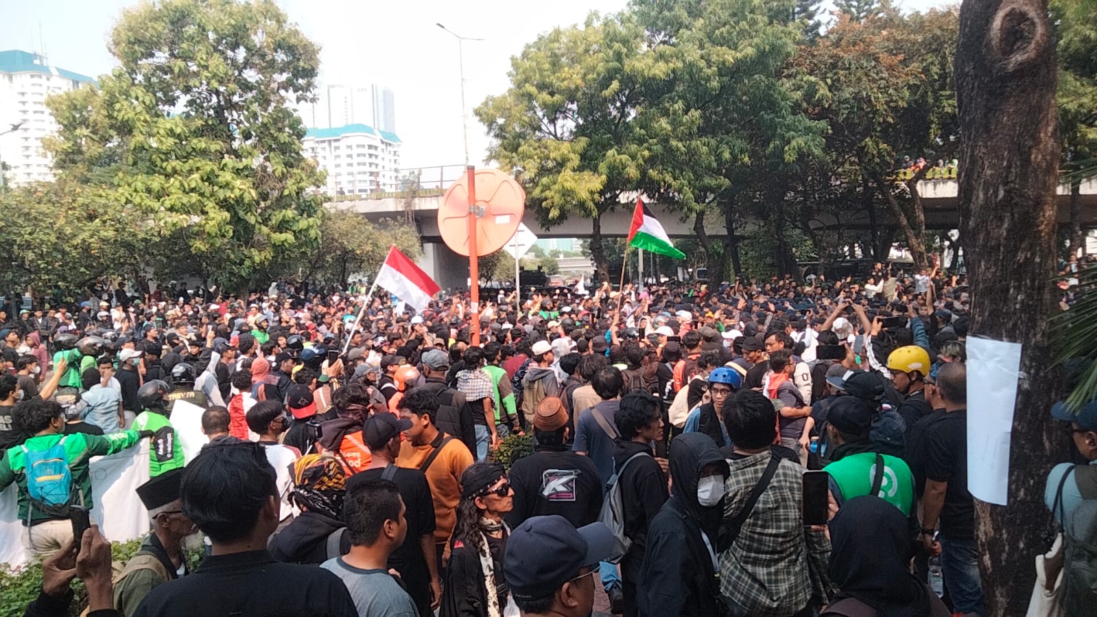 Aksi Damai Sempat Memanas di DPR, Massa Bubar Setelah Diberikan Komitmen Penyelesaian RUU Perampasan Aset Aksi Damai Sempat Memanas di DPR, Massa Bubar Setelah Diberikan Komitmen Penyelesaian RUU Perampasan Aset
