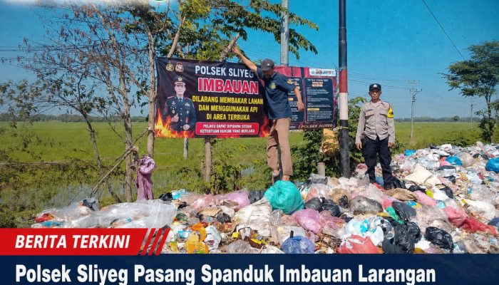 Polsek Sliyeg Pasang Spanduk Imbauan Larangan Pembakaran Lahan dan Penggunaan Api di Area Terbuka