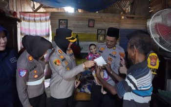 Kapolres Lampung Utara Salurkan Infaq Jum'at Berbagi Kepada Warga Kelapa Tujuh