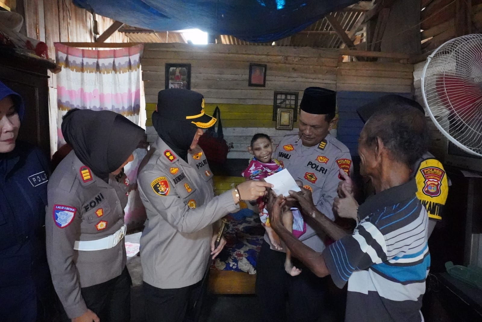 Kapolres Lampung Utara Salurkan Infaq Jum'at Berbagi Kepada Warga Kelapa Tujuh
