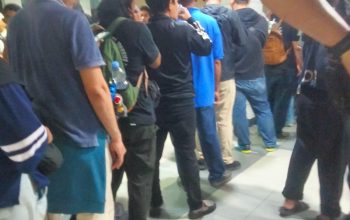 Membludak di Hari Terakhir Pemutihan Pajak Kendaraan, Suhu Ruang Bappenda Samsat Jaksel Lantai 3 Dikeluhkan Warga Membludak di Hari Terakhir Pemutihan Pajak Kendaraan, Suhu Ruang Bappenda Samsat Jaksel Lantai 3 Dikeluhkan Warga