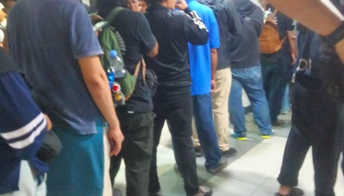 Membludak di Hari Terakhir Pemutihan Pajak Kendaraan, Suhu Ruang Bappenda Samsat Jaksel Lantai 3 Dikeluhkan Warga