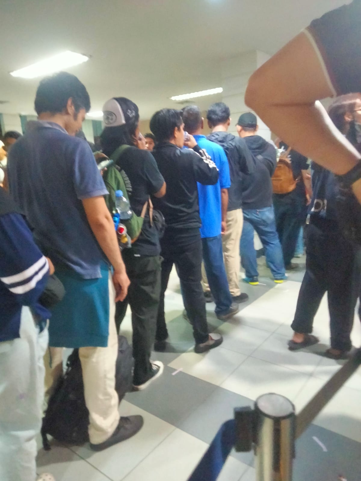 Membludak di Hari Terakhir Pemutihan Pajak Kendaraan, Suhu Ruang Bappenda Samsat Jaksel Lantai 3 Dikeluhkan Warga