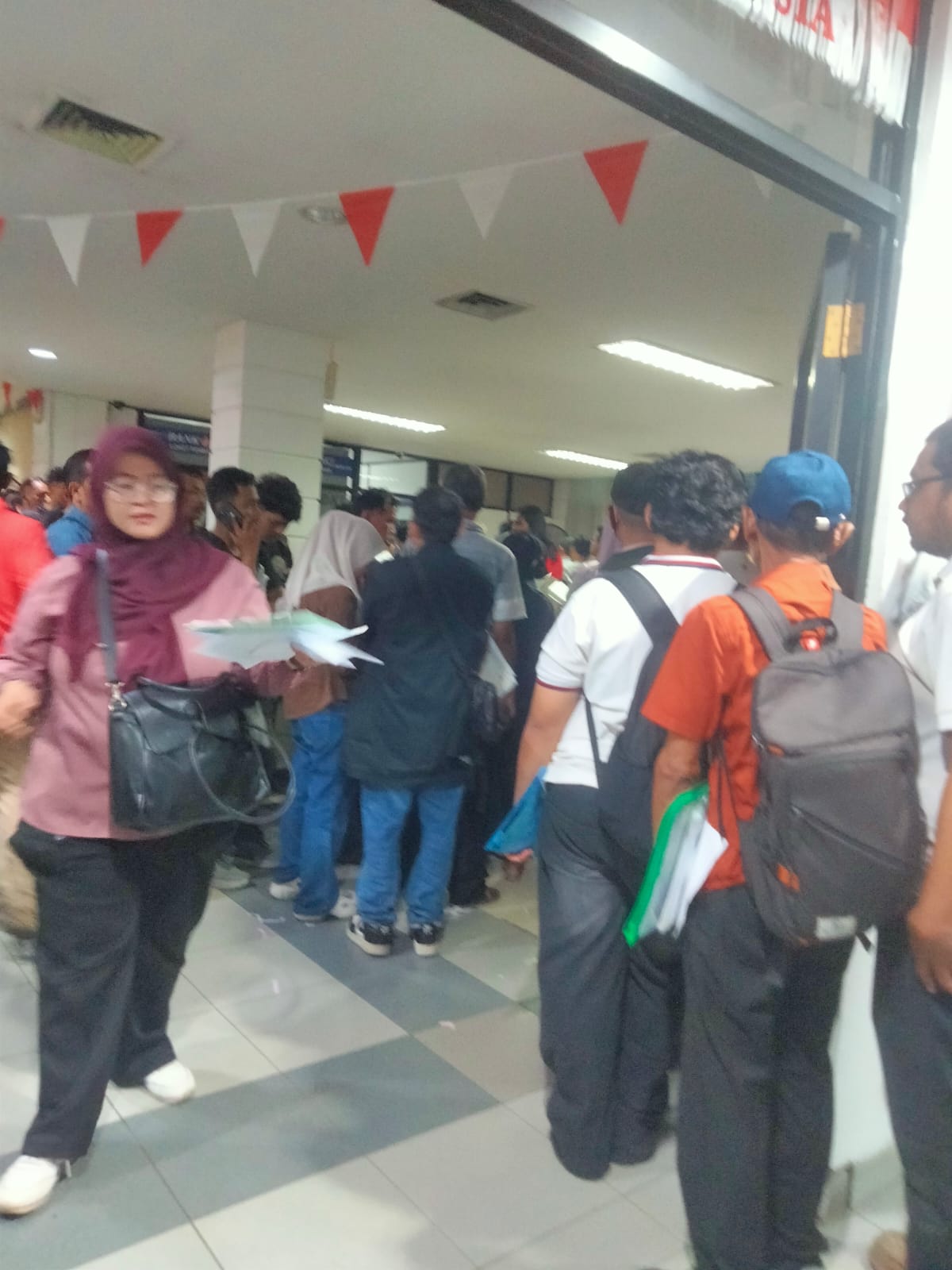 Membludak di Hari Terakhir Pemutihan Pajak Kendaraan, Suhu Ruang Bappenda Samsat Jaksel Lantai 3 Dikeluhkan Warga
