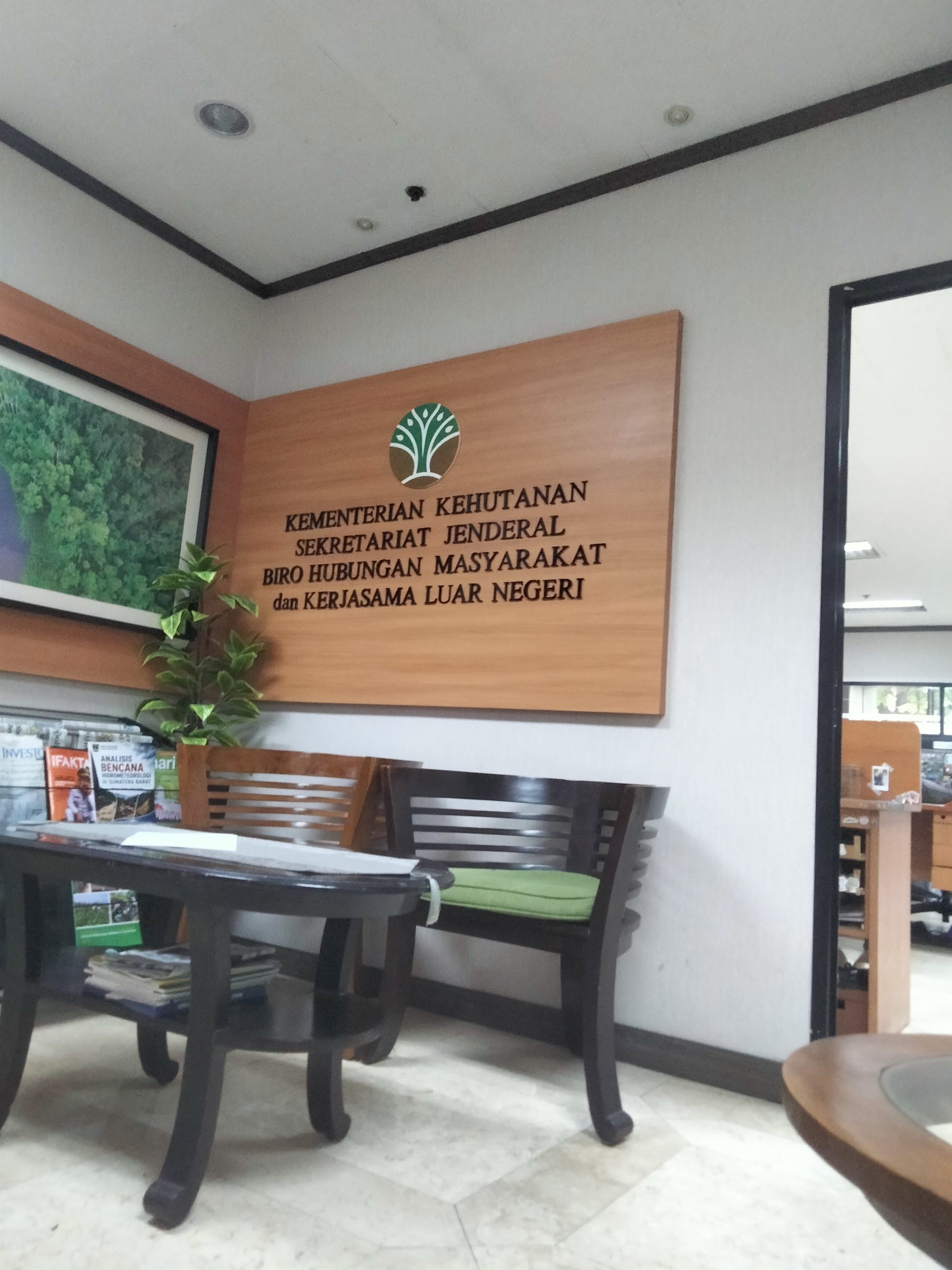 Layar Digital Pelayanan Informasi Publik Ruang Biro Humas Kementerian Kehutanan RI Tak Berfungsi Layar Digital Pelayanan Informasi Publik Ruang Biro Humas Kementerian Kehutanan RI Tak Berfungsi