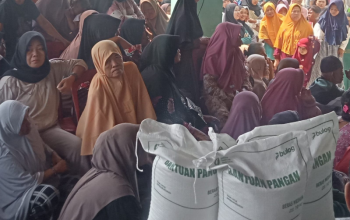 Pembagian Bansos di Desa Cikarang Kota Dilakukan Bertahap, Jaga Ketertiban Warga