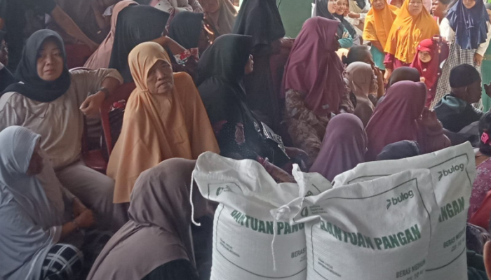 Pembagian Bansos di Desa Cikarang Kota Dilakukan Bertahap, Jaga Ketertiban Warga