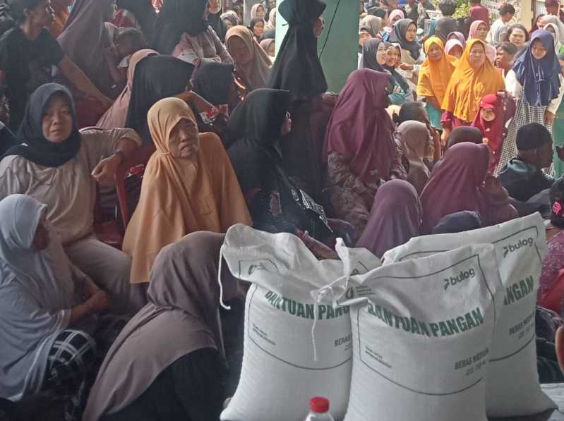 Pembagian Bansos di Desa Cikarang Kota Dilakukan Bertahap, Jaga Ketertiban Warga