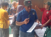 Kepala Desa Cikarang Kota H. RA. Gunawan Mulai Membagikan Bansos Secara Bertahap, Untuk Menjaga Ketertiban Warga