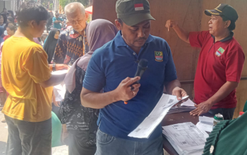 Kepala Desa Cikarang Kota H. RA. Gunawan Mulai Membagikan Bansos Secara Bertahap, Untuk Menjaga Ketertiban Warga Kepala Desa Cikarang Kota H. RA. Gunawan Mulai Membagikan Bansos Secara Bertahap, Untuk Menjaga Ketertiban Warga