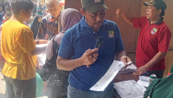 Kepala Desa Cikarang Kota H. RA. Gunawan Mulai Membagikan Bansos Secara Bertahap, Untuk Menjaga Ketertiban Warga