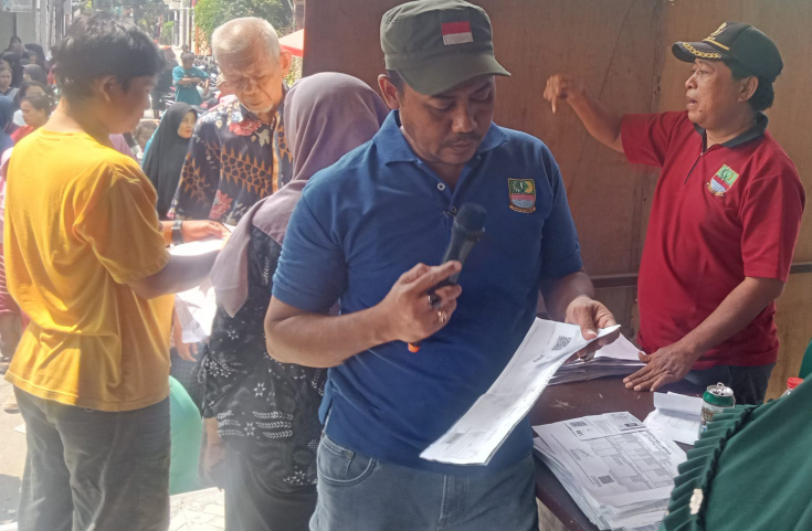 Kepala Desa Cikarang Kota H. RA. Gunawan Mulai Membagikan Bansos Secara Bertahap, Untuk Menjaga Ketertiban Warga