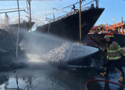 Tiga Kapal Nelayan Terbakar di Pelabuhan Karangsong Indramayu, Api Hanguskan Kendaraan dan Warung Tiga Kapal Nelayan Terbakar di Pelabuhan Karangsong Indramayu, Api Hanguskan Kendaraan dan Warung