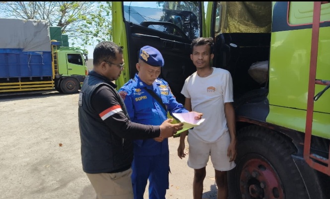 Polres Situbondo Perketat Pemeriksaan Muatan Truk di Pelabuhan Jangkar
