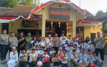 Polsek Pakem Bagikan Bendera Merah Putih, Kobarkan Semangat Nasionalisme Jelang HUT RI ke-81 Polsek Pakem Bagikan Bendera Merah Putih, Kobarkan Semangat Nasionalisme Jelang HUT RI ke-81