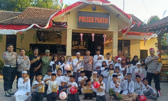 Polsek Pakem Bagikan Bendera Merah Putih, Kobarkan Semangat Nasionalisme Jelang HUT RI ke-81