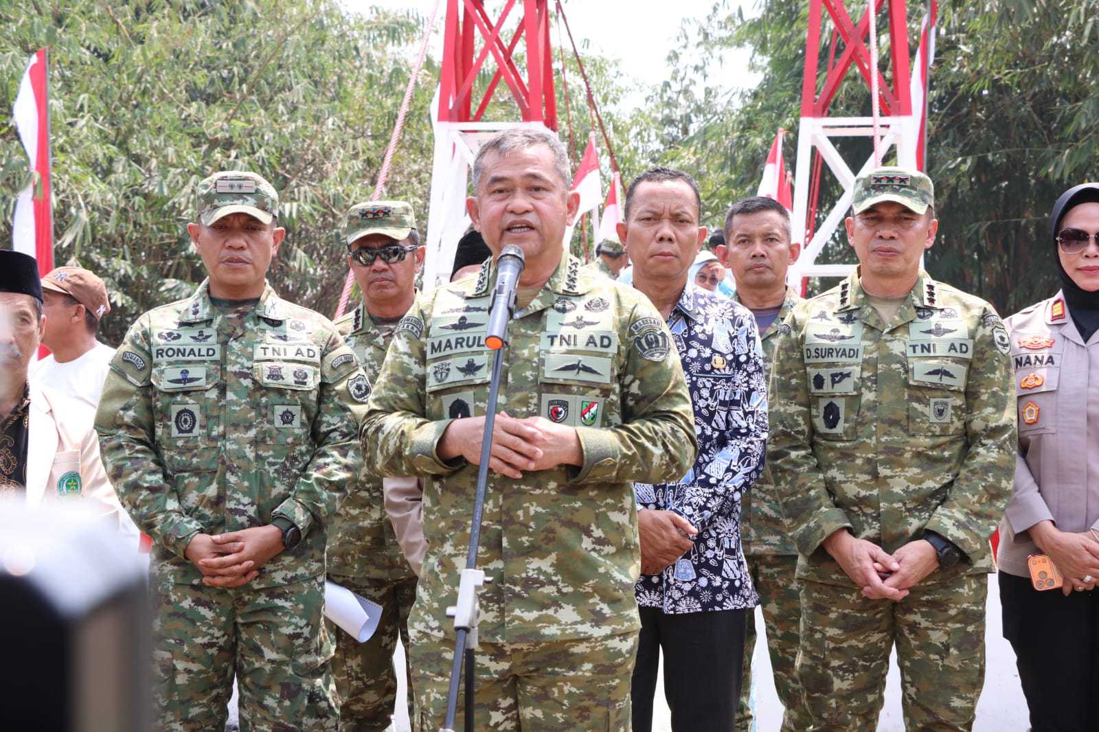 Permudah Mobilitas Pertanian Warga Kampung Cilodong, KSAD TNI AD Resmikan Jembatan Perintis Garuda dan Sarana Sumber Air Bersih 
