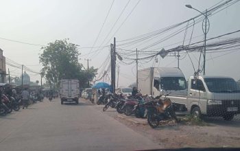 Biang Kemacetan, Warga Desak Pemerintah Tertibkan Parkir Liar Depan Perempatan Pasar Tegal Danas Biang Kemacetan, Warga Desak Pemerintah Tertibkan Parkir Liar Depan Perempatan Pasar Tegal Danas