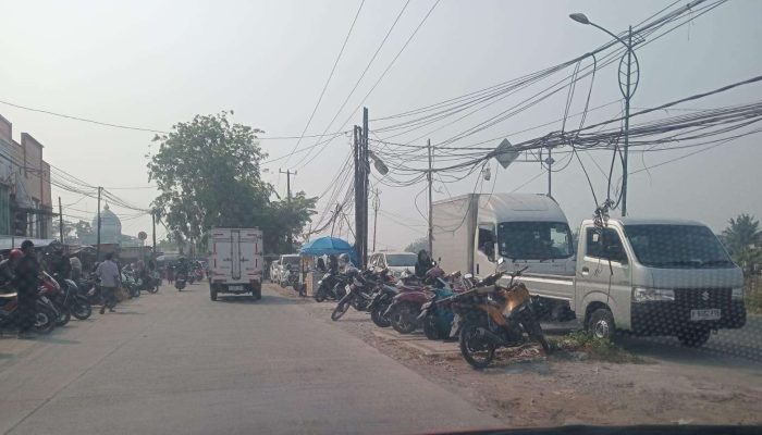 Biang Kemacetan, Warga Desak Pemerintah Tertibkan Parkir Liar Depan Perempatan Pasar Tegal Danas